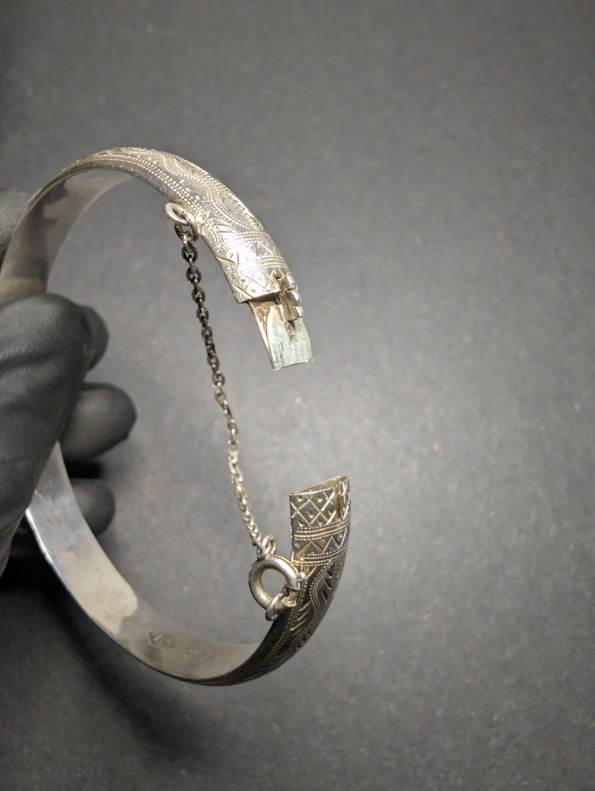 Vintage Siam Solid 925 Silver Engraved Design Hinged Bangle with Safety Chain